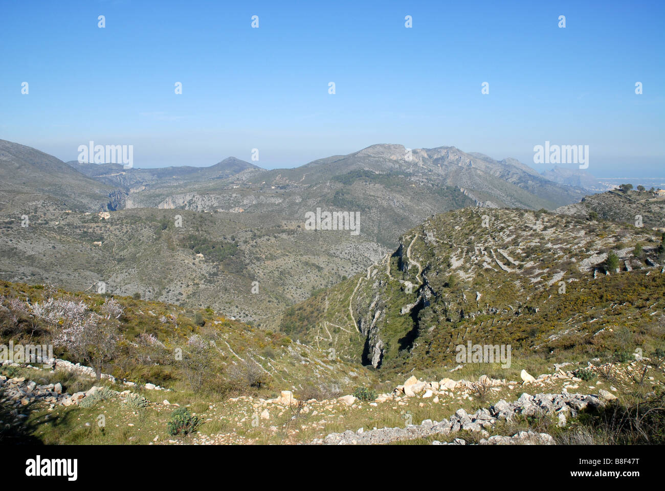 Vista di zig-zag mozarabo sentiero sulla collina, vicino a Benimaurell, Vall de Laguar, provincia di Alicante, Comunidad Valenciana, Spagna Foto Stock