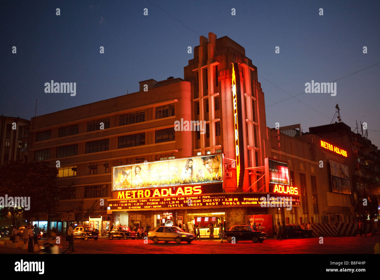La costruzione della metropolitana di grande cinema in Mumbai, India durante la notte, precedentemente conosciuta come la Metro Adlabs Cinema, un famoso multiplex Foto Stock