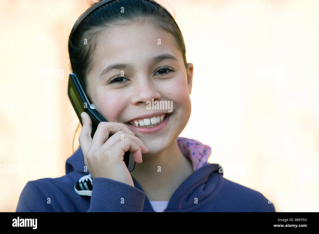 Cellulare cellulare bambino ragazza capretto felice telefono mobile Foto Stock