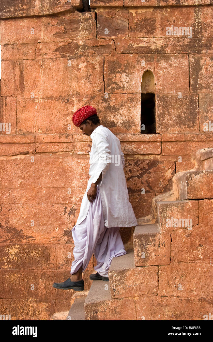 Indian uomo cammina verso il basso passi Jodhpur Rajasthan in India Foto Stock