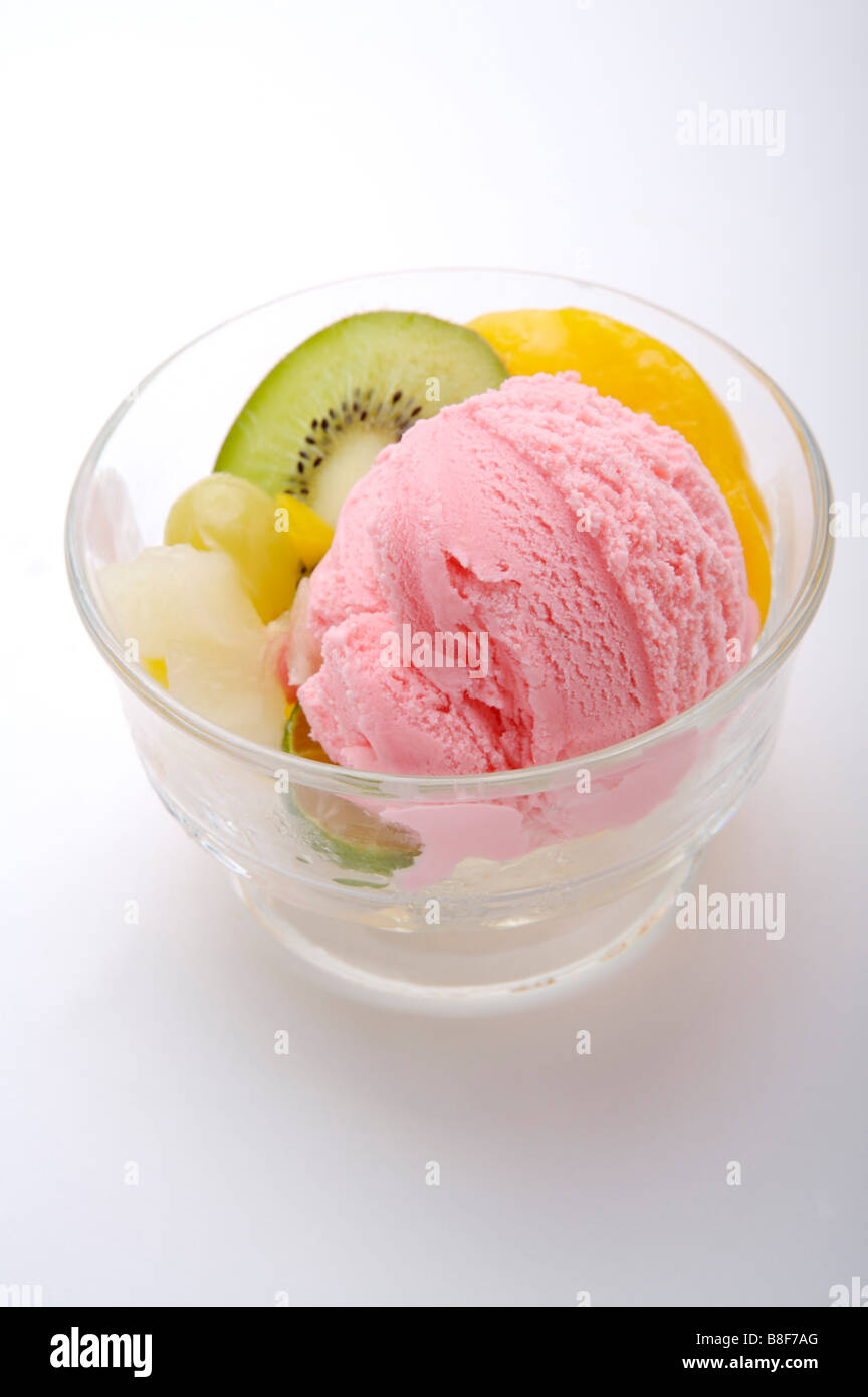 Gelati e dessert di frutta in un bicchiere Foto Stock