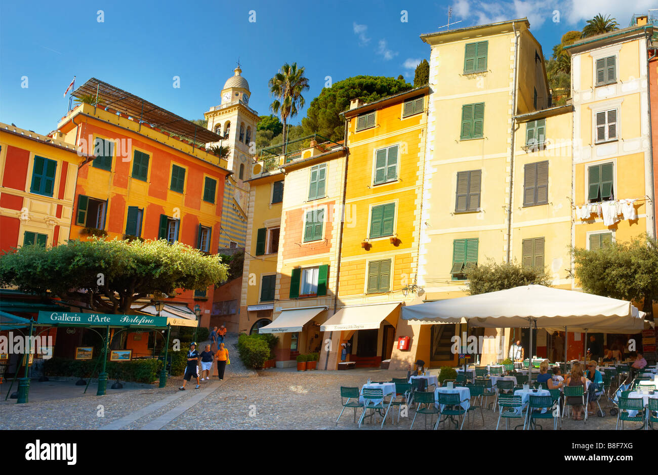 Vista sul porto di Portofino e sulle sue colorate barche da pesca e porticciolo, Liguria Italia Foto Stock