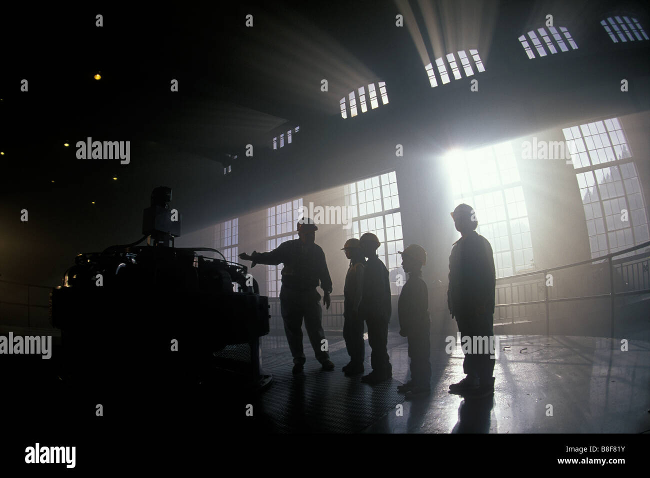 I bambini su impianto idroelettrico tour Foto Stock