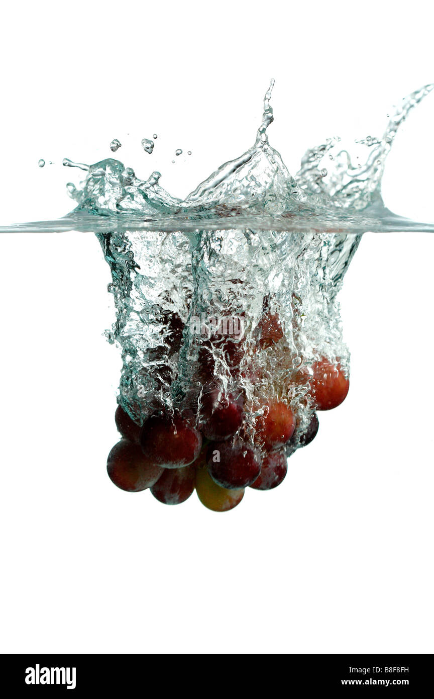 Grappolo di uva cadere in acqua Foto Stock