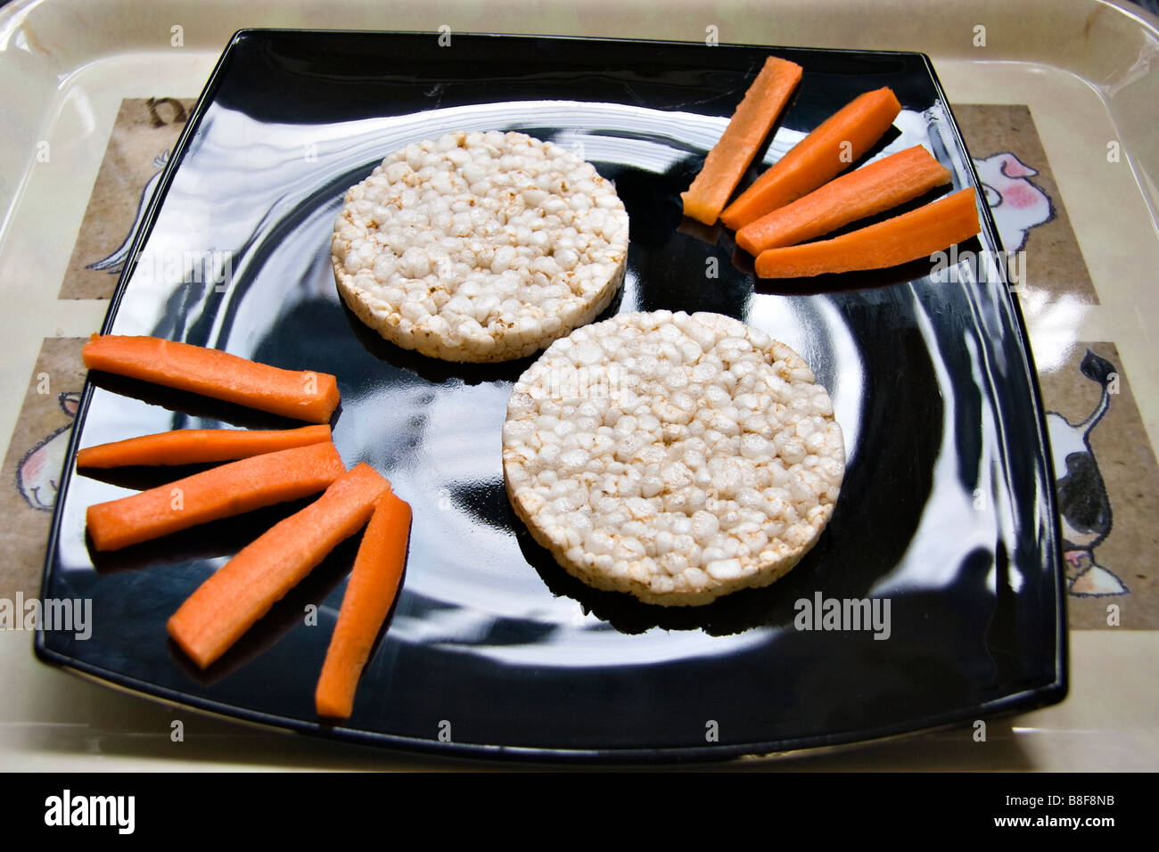 Una dieta sana di torte di riso e bastoncini di carote Foto Stock