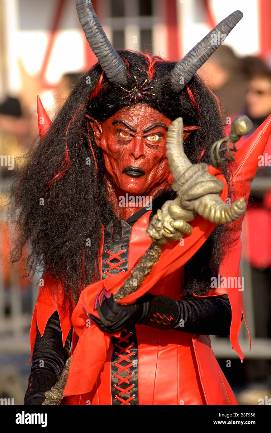 Immagine di una paurosa e misteriosa maschera di Carnevale durante Fastnacht in Lucerna, Svizzera Foto Stock