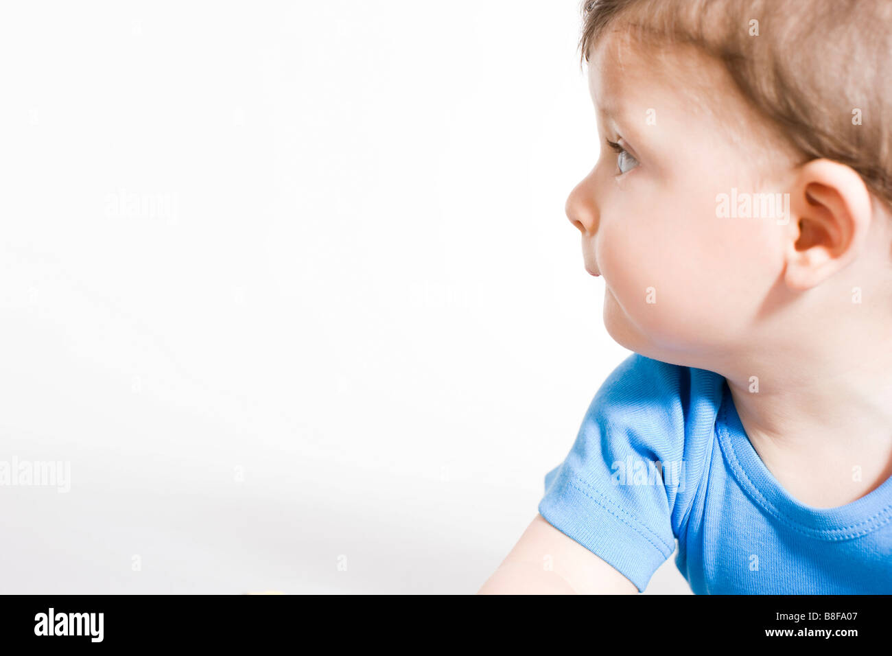 Baby boy guardando a sinistra Foto Stock