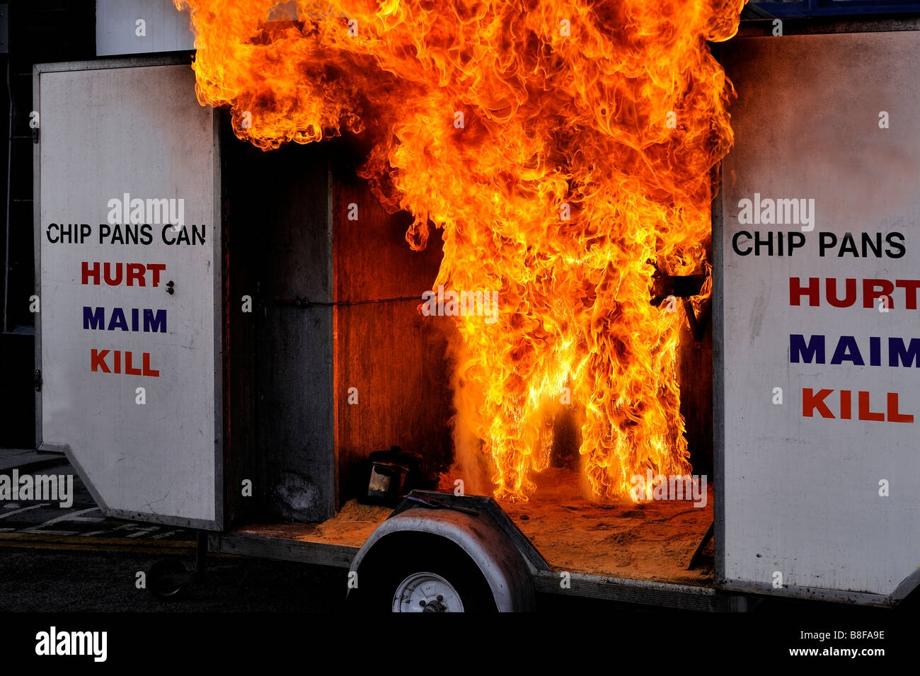 La dimostrazione degli effetti di un chip pan fire Foto Stock