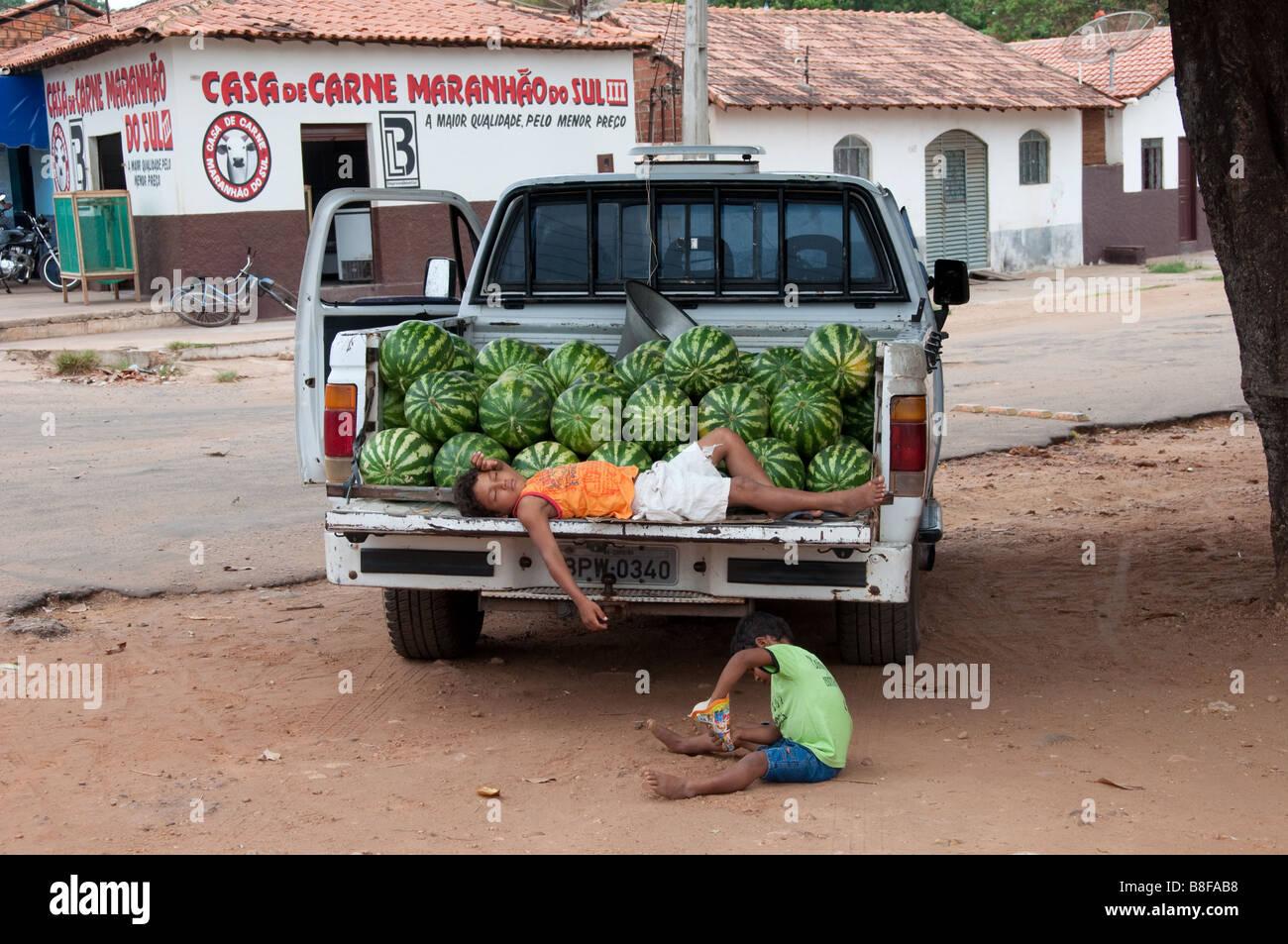 Una ragazza dorme sul retro di un camion la vendita di acqua di meloni 29 10 2008 Carolina Maranhao Brasile Foto Stock