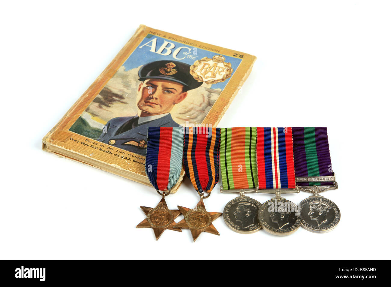 A WW2 Libro di reclutamento e di un gruppo di British WW2 medaglie contro uno sfondo bianco Foto Stock