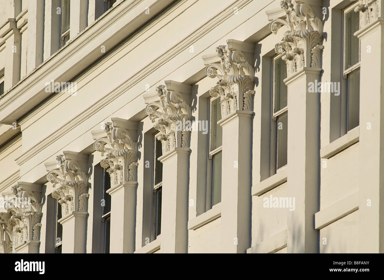 Dettagli architettonici di colonne corinzie nel Sussex Square, Kemptown, Brighton, Inghilterra Foto Stock