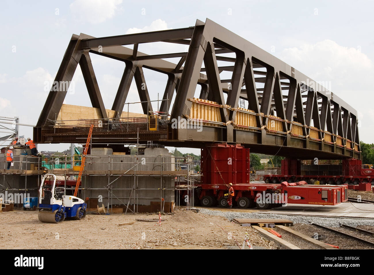 Un ponte che viene spostato in positition come parte della East London line extension, nel sud di Londra. Foto Stock
