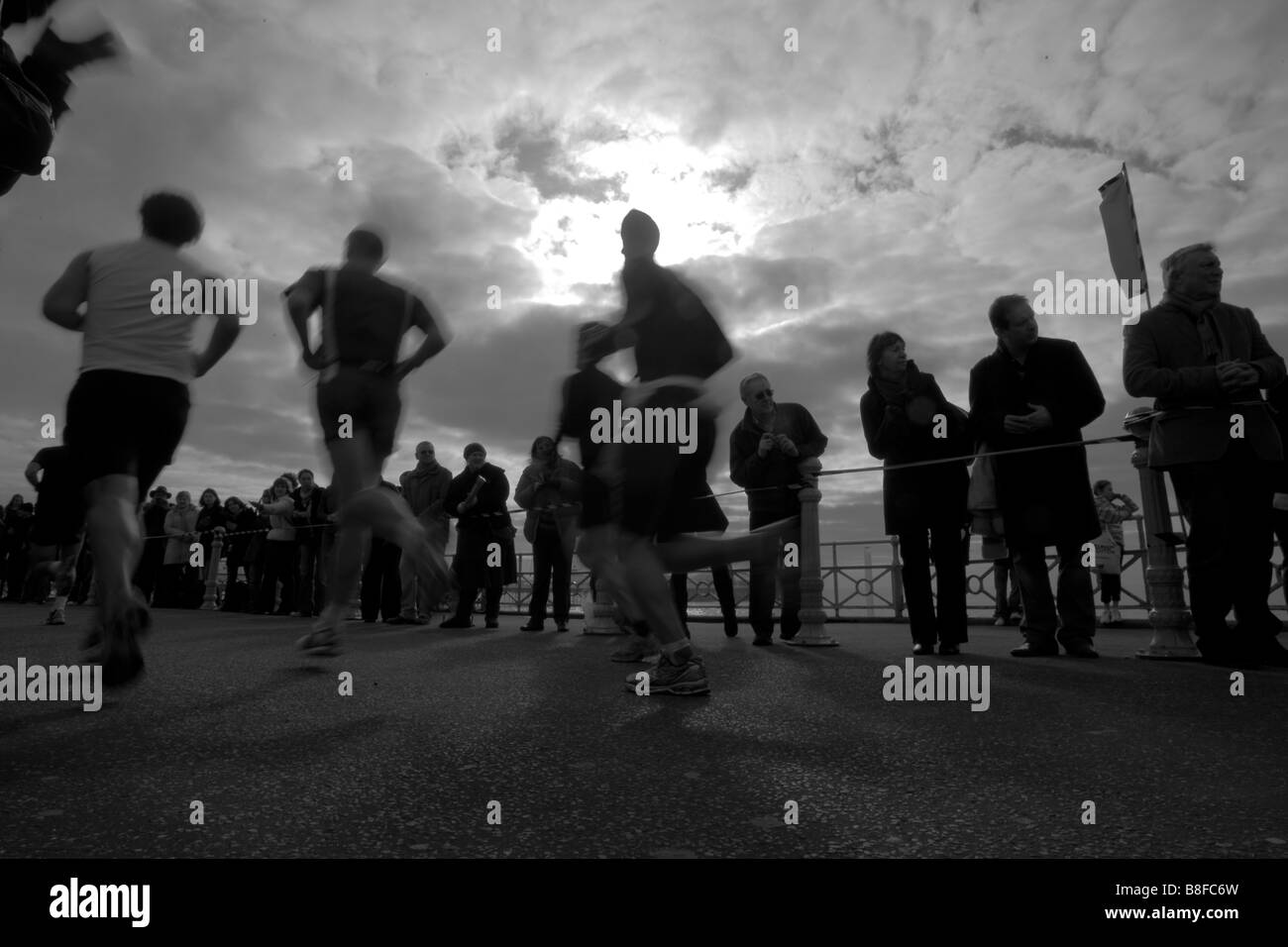 Guide di scorrimento durante il Sussex Beacon carità mezza maratona sul lungomare di Brighton Foto Stock