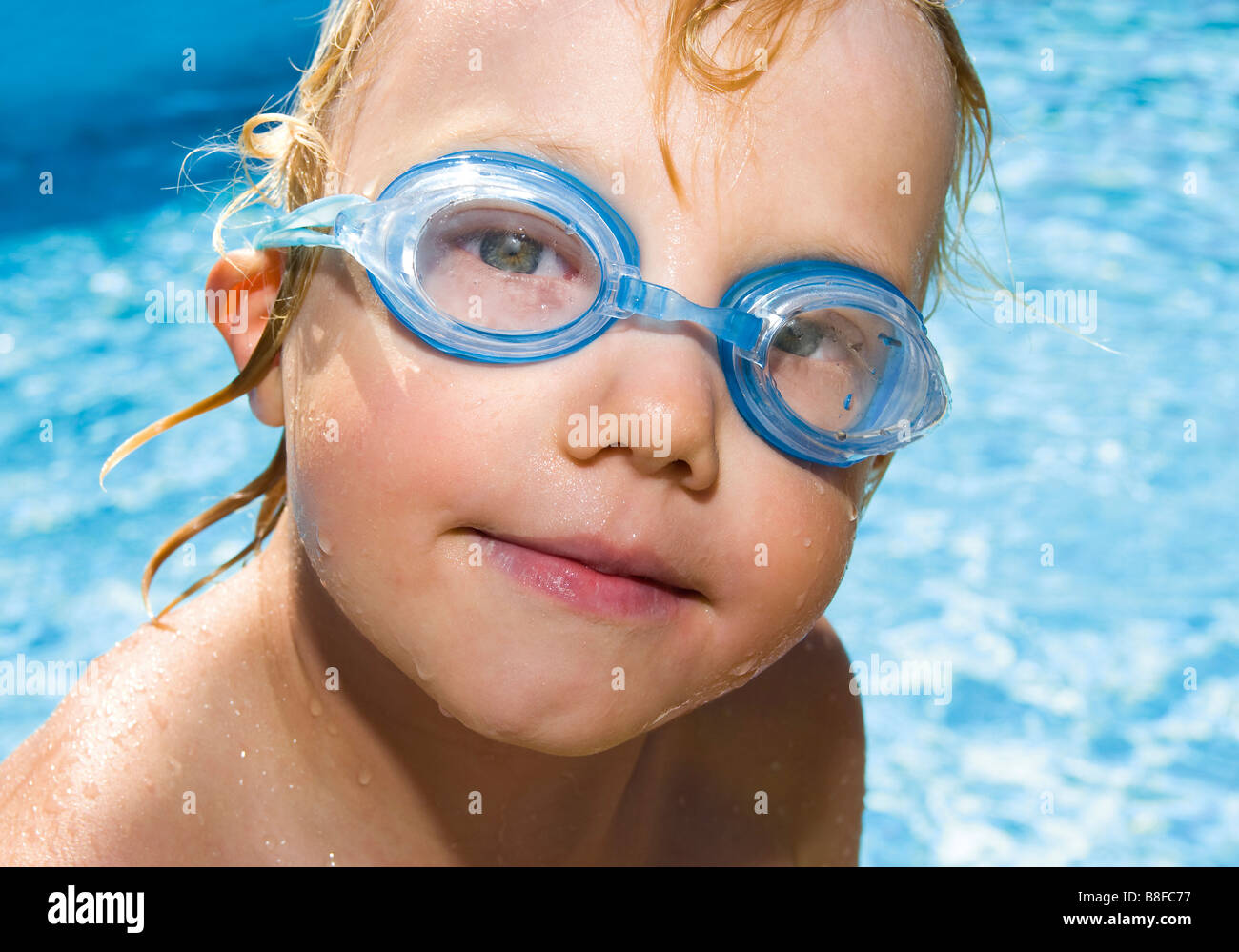 Little Boy indossando occhiali da nuoto su un pool, ritratto Foto Stock
