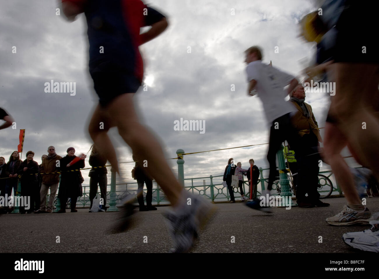 Guide di scorrimento durante il Sussex Beacon carità mezza maratona sul lungomare di Brighton Foto Stock