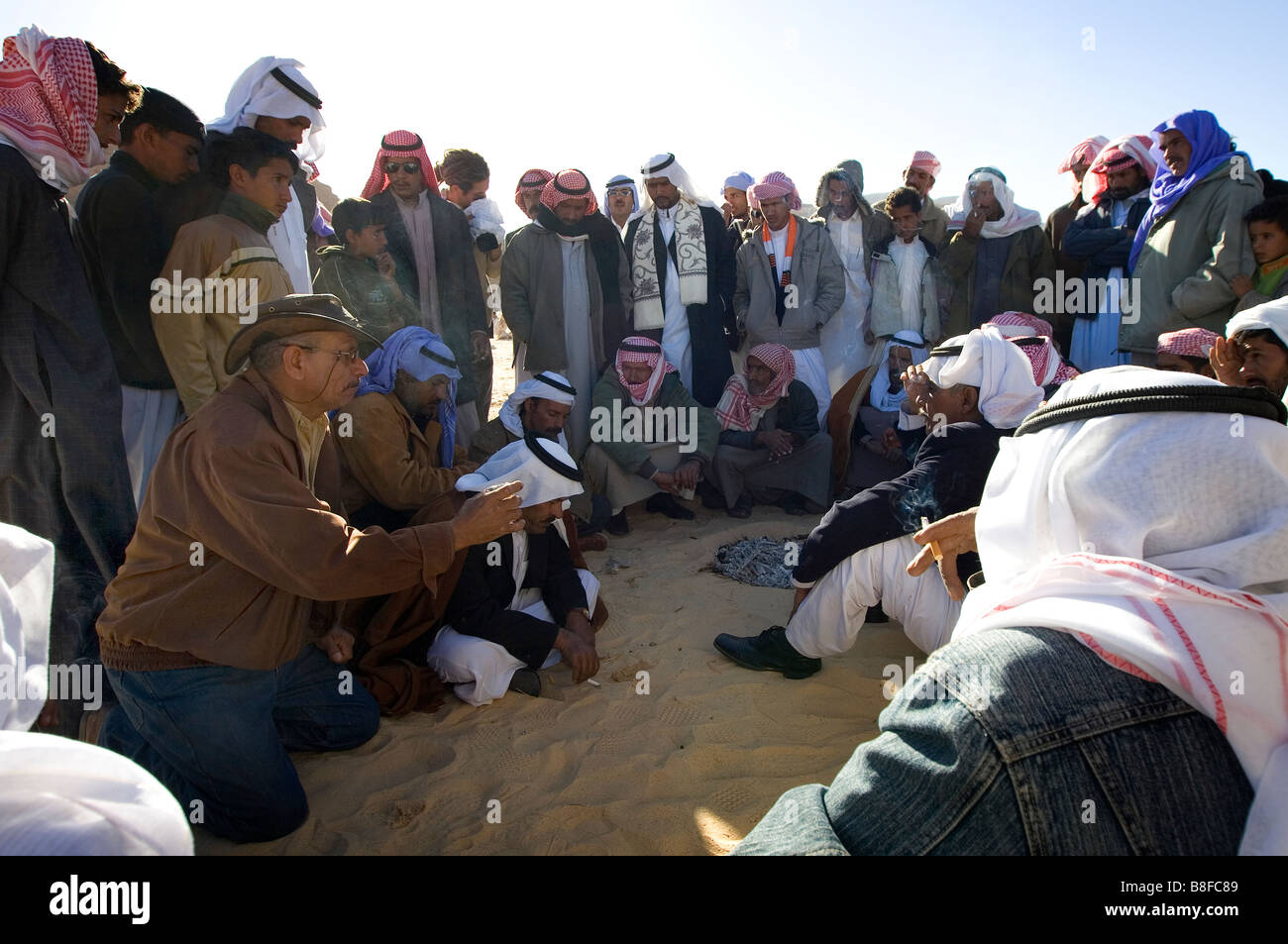 Un gruppo di Beduini maschi Metti conferenza in attesa prima dell'annuale gara di cammelli in Egitto Foto Stock
