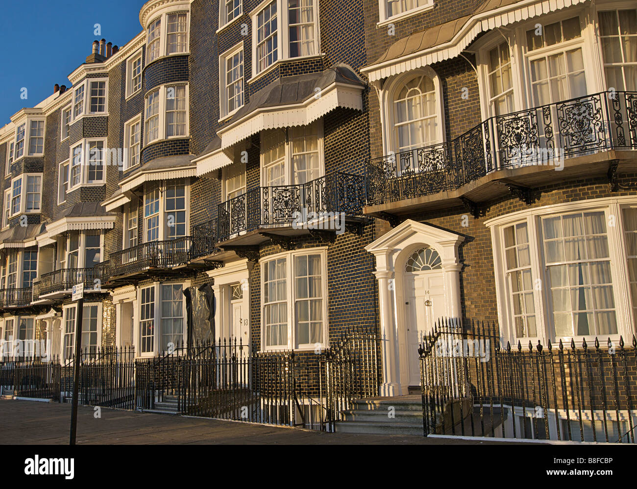 Royal Crescent, Brighton. Grado che ho elencato architettura Regency. Un raro esempio di piastrelle di matematica. Inghilterra Foto Stock
