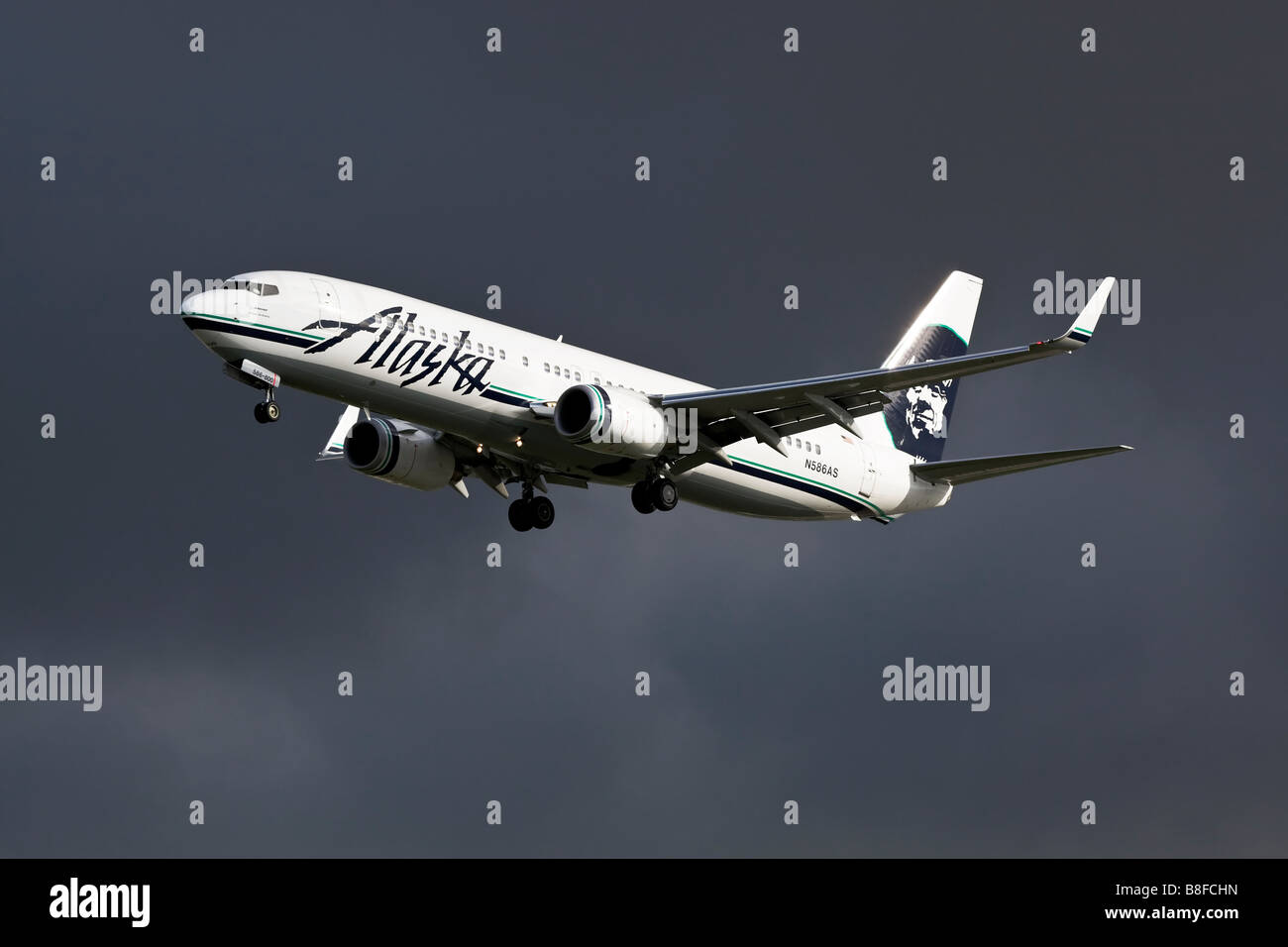 Un Boeing B737 di Alaska Airlines su un burrascoso approccio finale Foto Stock