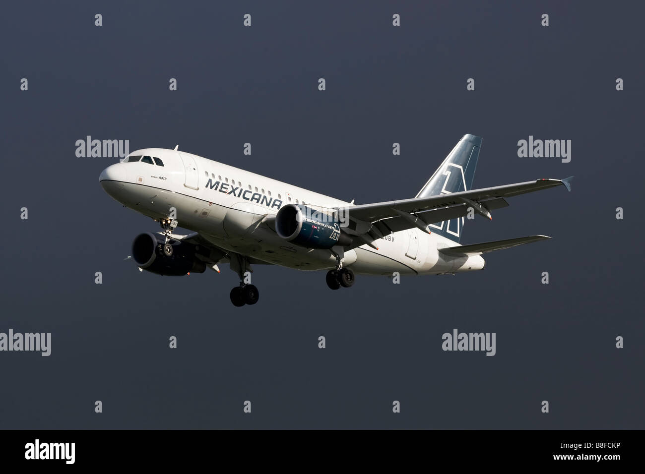 Un Airbus A318 della compagnia aerea messicana Mexicana Foto Stock