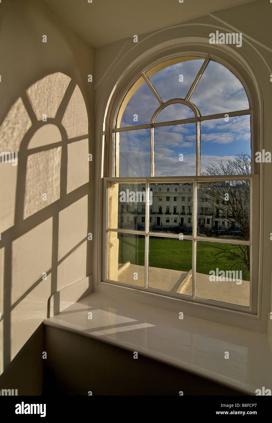 Interno. Guardando fuori da una finestra ad arco. Architettura Regency, Brunswick Square, Hove, East Sussex, Inghilterra Foto Stock