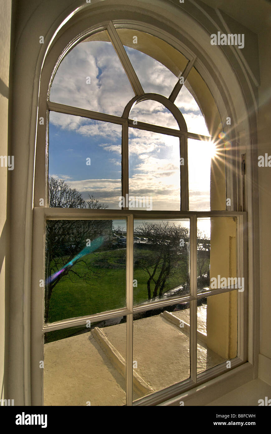 Interno. Guardando fuori da una finestra ad arco verso il mare. Architettura Regency Brunswick Square, Hove, East Sussex, Inghilterra Foto Stock