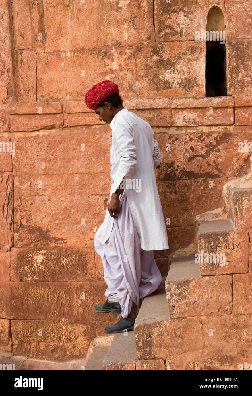 Indian uomo cammina verso il basso passi Jodhpur Rajasthan in India Foto Stock