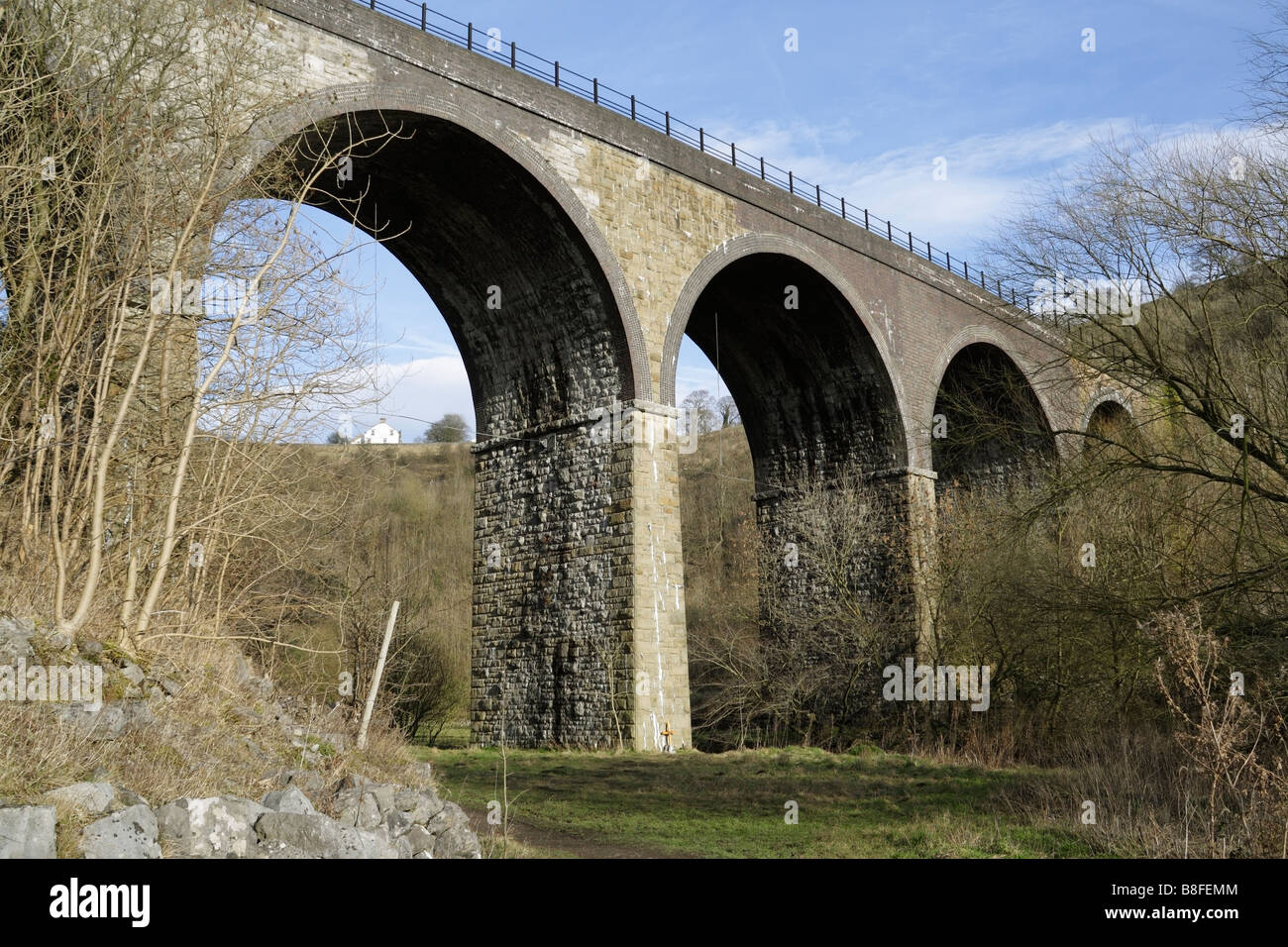 Monsal Head viadotto a Monsal Dale, Derbyshire, Inghilterra, UK Peak District National Park, archi ferroviari in disuso edificio classificato di grado II Foto Stock