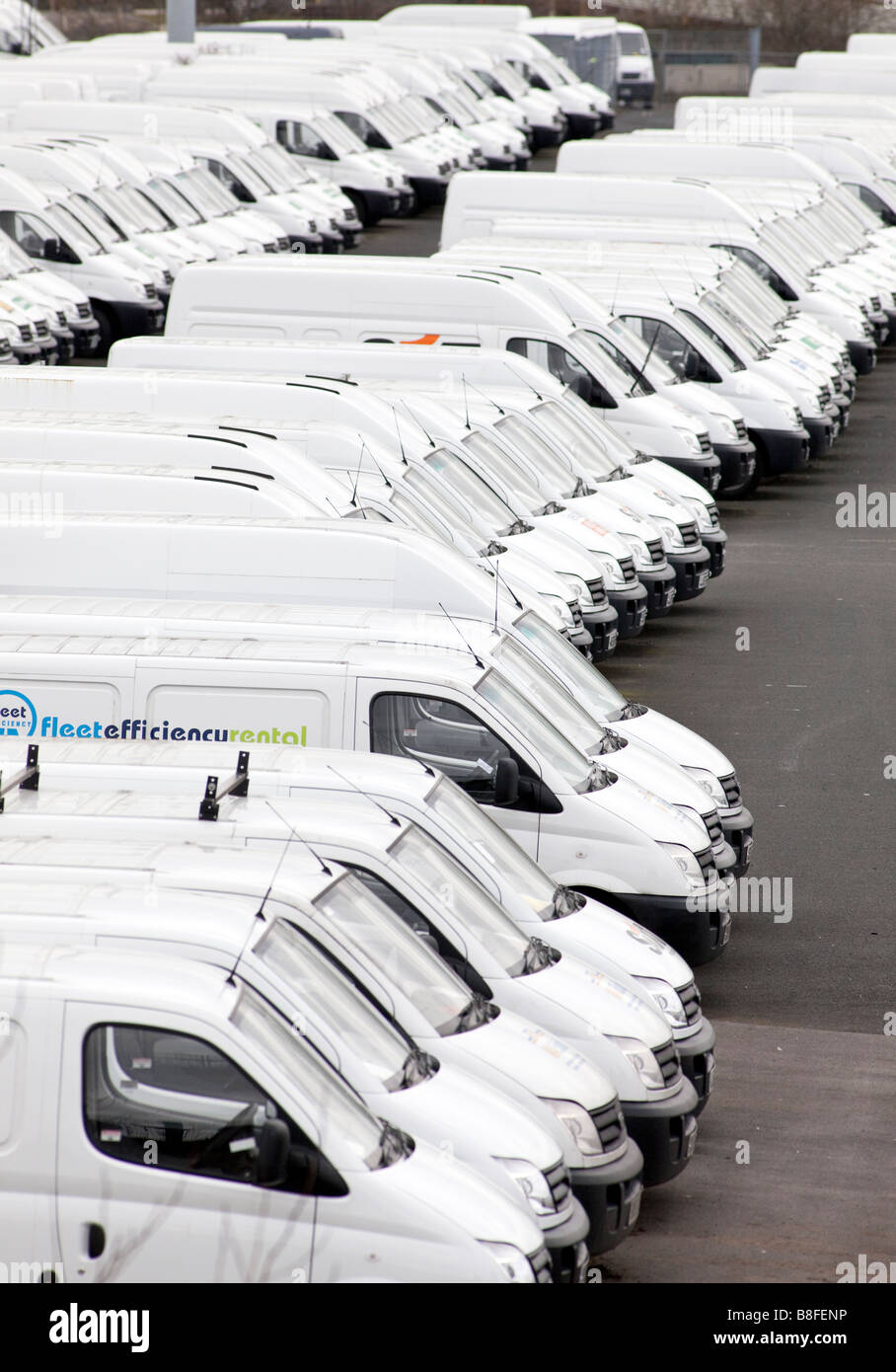 Nuovo LDV furgoni bianco in un composto presso la fabbrica di Birmingham. LDV sono di proprietà di GAZ e sono il bersaglio di un management buy out. Foto Stock