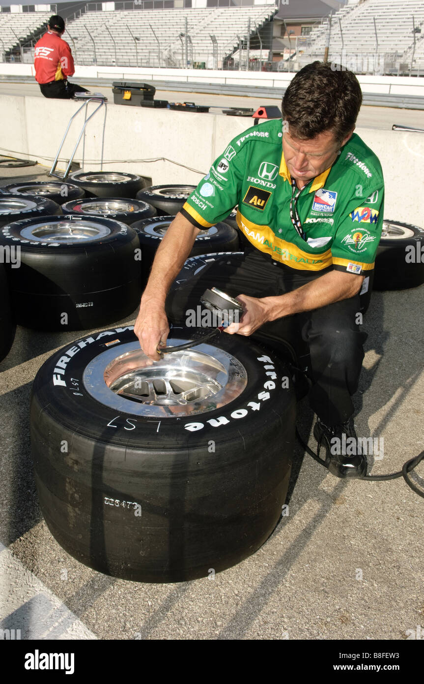 La squadra australiana IndyCar crewman misurando la pressione di gonfiaggio degli pneumatici di un Firestone IndyCar pneumatico in corrispondenza di Milwaukee Mile 2008 Foto Stock