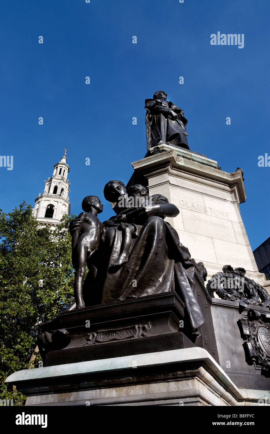 La statua di William Gladstone nell'Aldwych di Londra Foto Stock