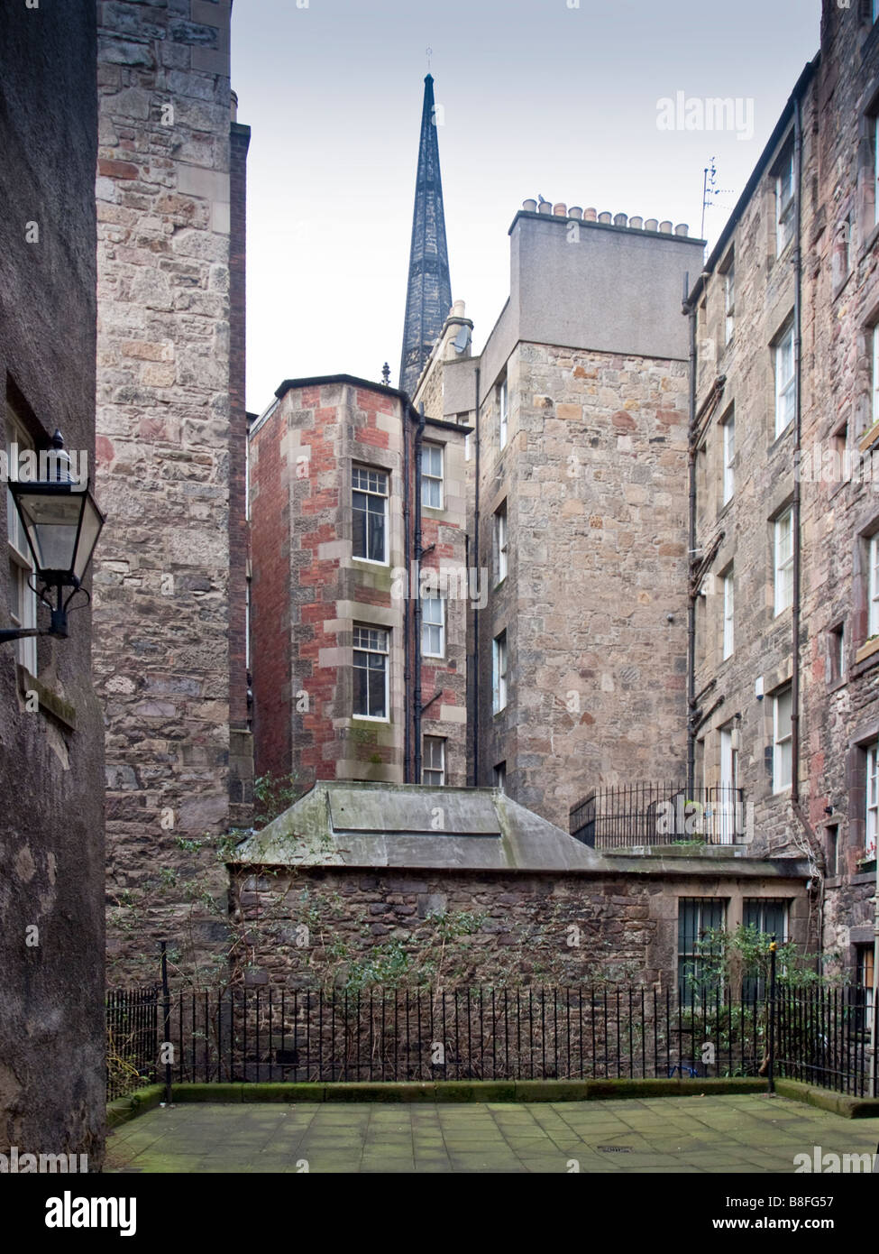 Courtyard & tenements in Edinburgh Old Town Foto Stock