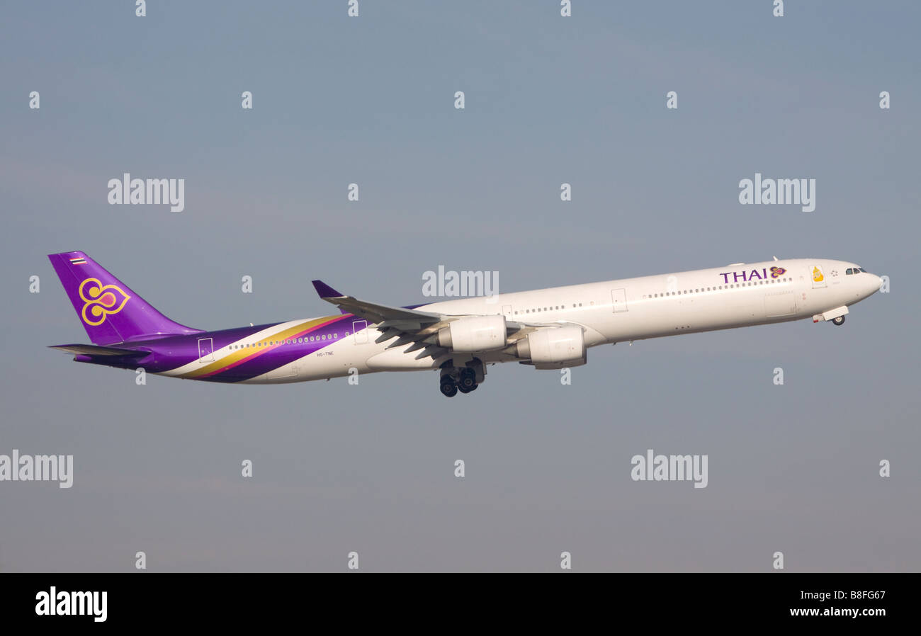 Thai Airways Airbus A340-642 decollare da Londra Heathrow Foto Stock