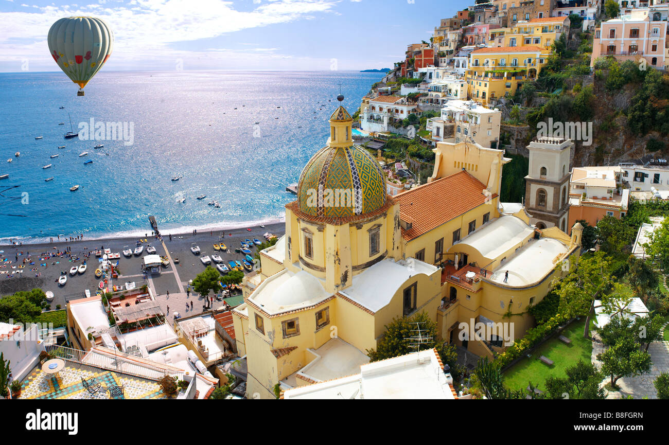 Vista panoramica del Duomo di Positano Positano e la scogliera case, Costiera Amalfitana, Italia Foto Stock