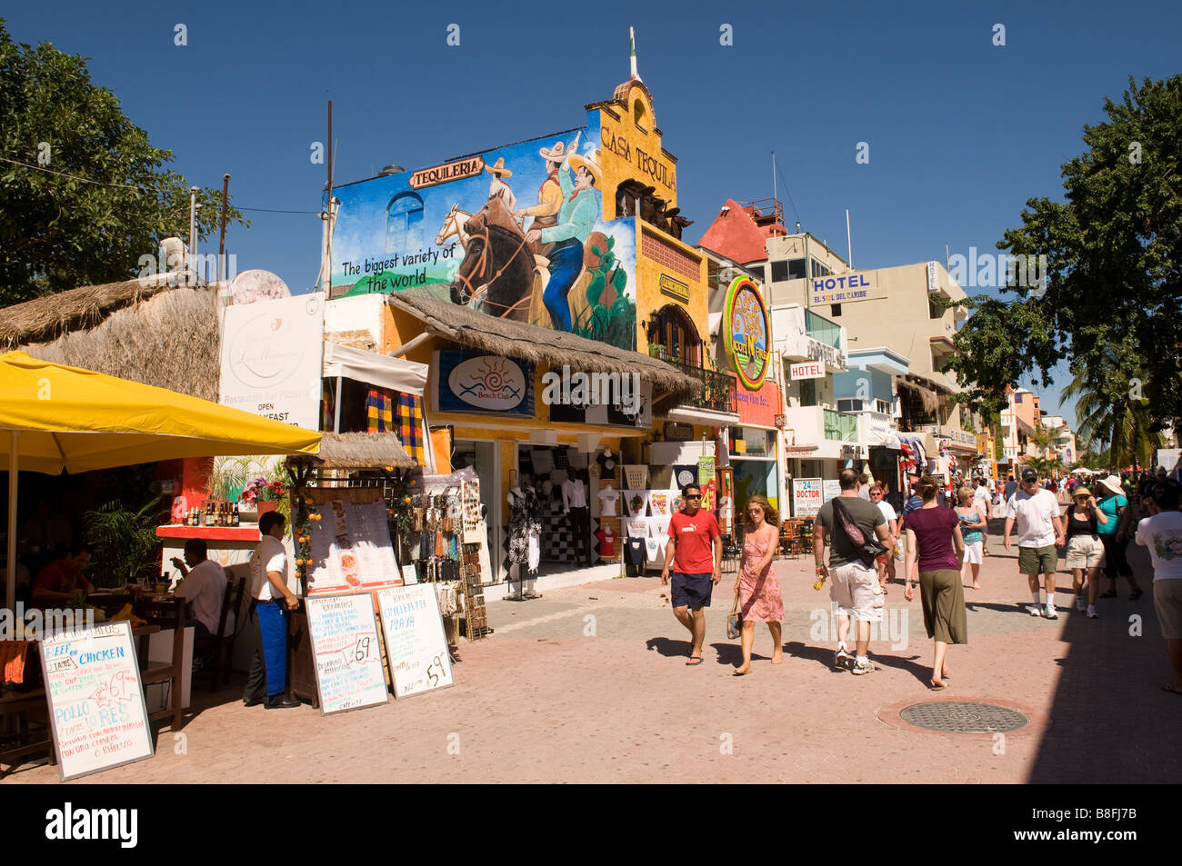 I turisti sulla Quinta Avenue Playa del Carmen in Messico. Foto Stock