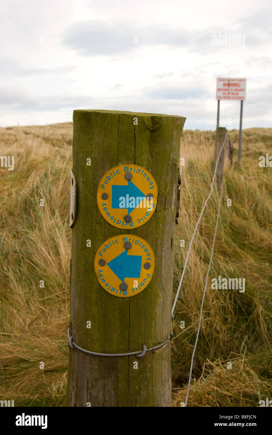 Pubblica segni bridleway su un post al link Buston vicino Alnmouth Northumberland Foto Stock