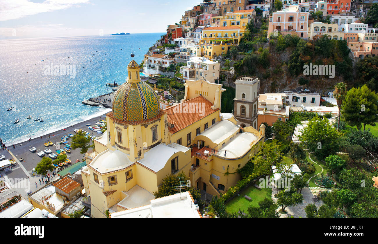 Vista panoramica del Duomo di Positano Positano e la scogliera case, Costiera Amalfitana, Italia Foto Stock