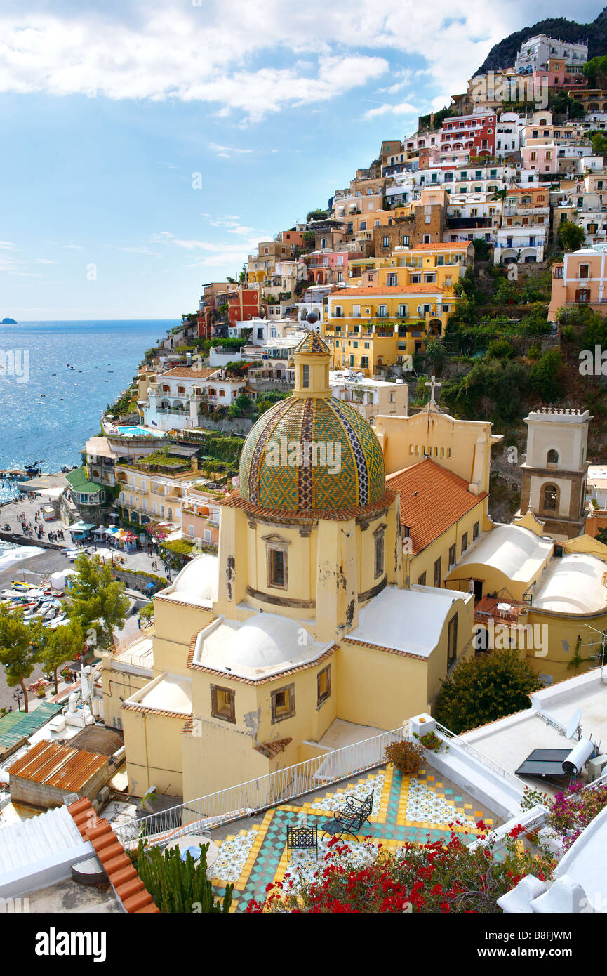 Vista panoramica del Duomo di Positano Positano e la scogliera case, Costiera Amalfitana, Italia Foto Stock