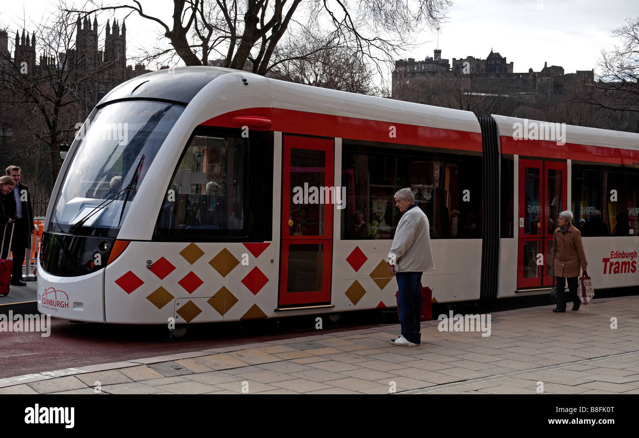 Edinburgh Tram modello di display in Princes Street per consentire ai membri del pubblico a sperimentare il trasporto proposto per il 2011 Foto Stock
