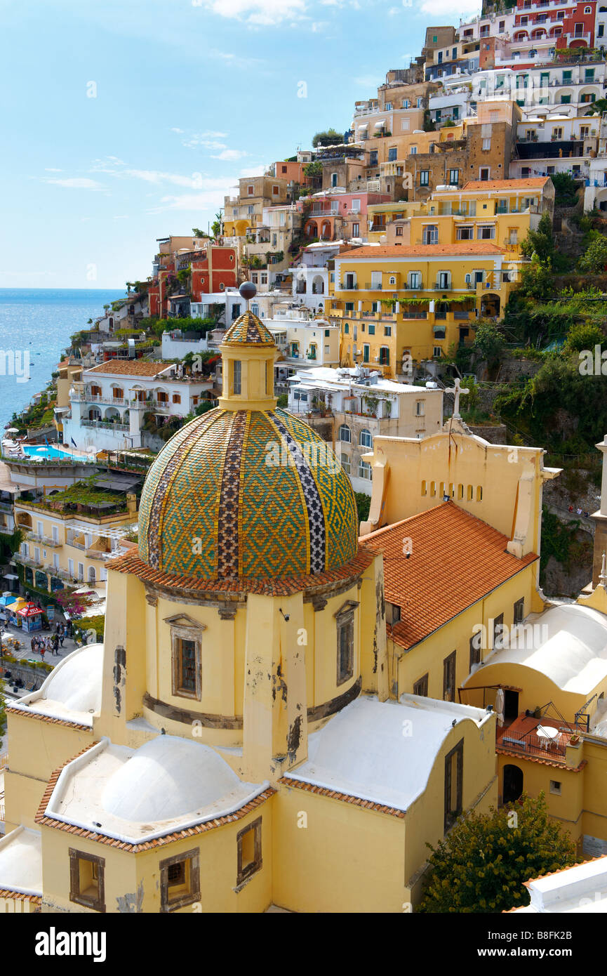 Vista panoramica del Duomo di Positano Positano e la scogliera case, Costiera Amalfitana, Italia Foto Stock