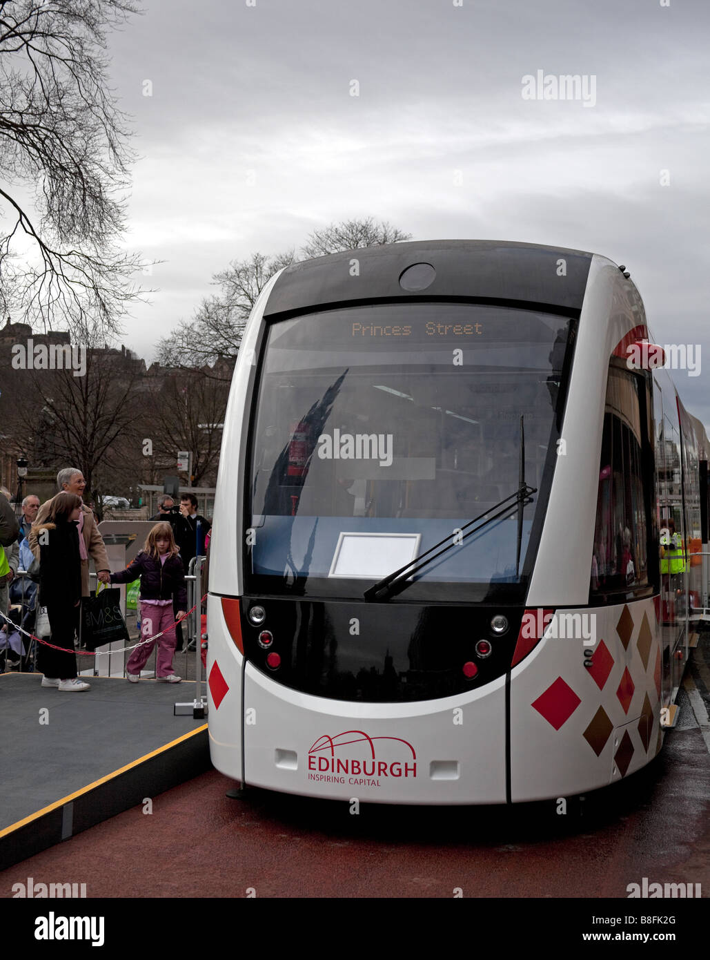 Edinburgh Tram modello di display in Princes Street per consentire ai membri del pubblico a sperimentare il trasporto proposto per il 2011 Foto Stock