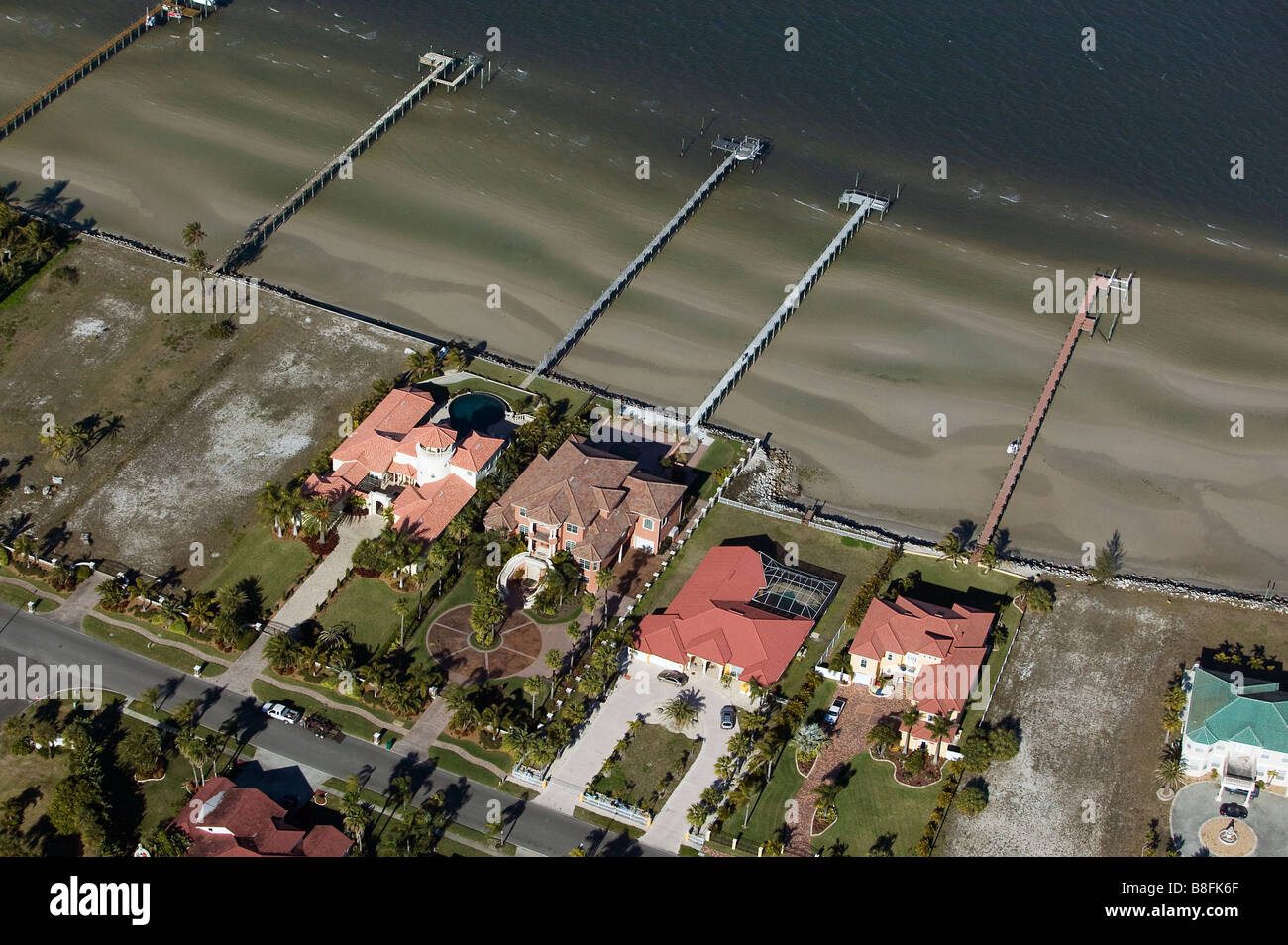 Vista aerea residenziale sopra piloni Tampa Bay waterfront Florida bassa marea Foto Stock