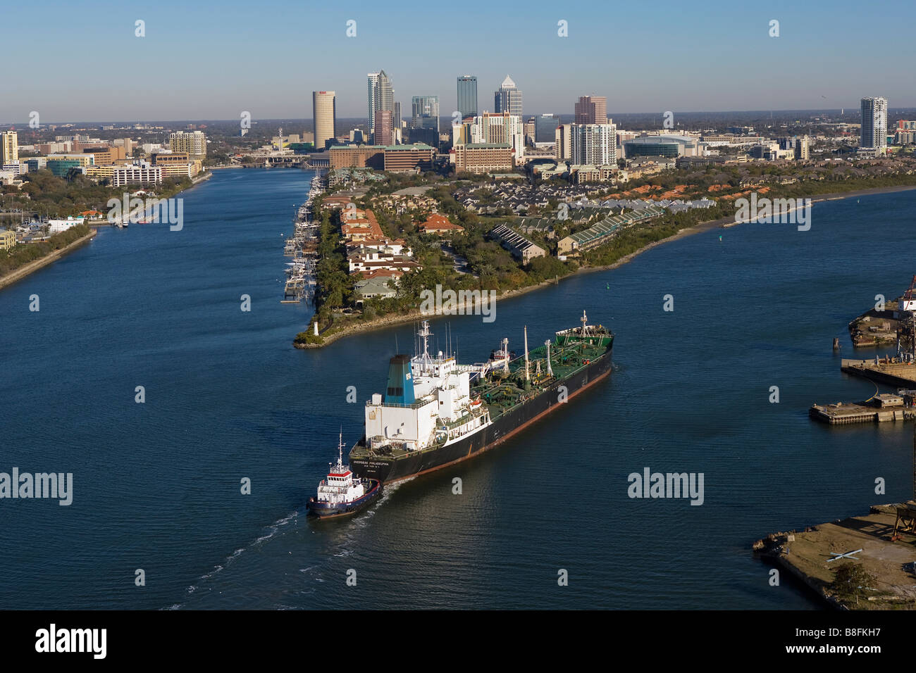 Vista aerea sopra rimorchiatore con petroliera Overseas Philadelphia avvicinando Porto di Tampa Florida Foto Stock