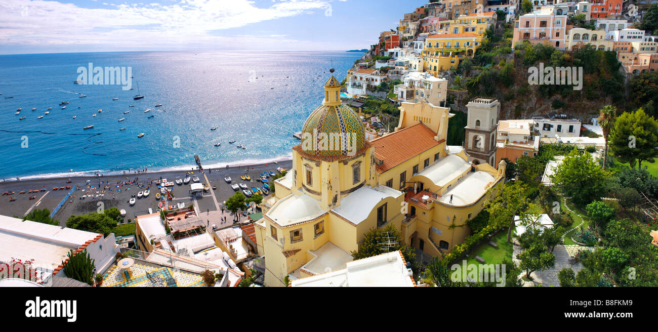 Vista panoramica del Duomo di Positano Positano e la scogliera case, Costiera Amalfitana, Italia Foto Stock