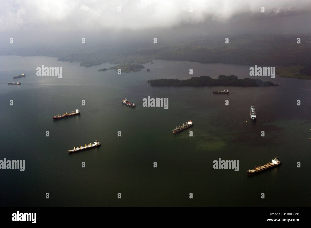 Vista aerea delle navi di cui sopra in attesa di transito il Lago di Gatun Panama Canal Foto Stock