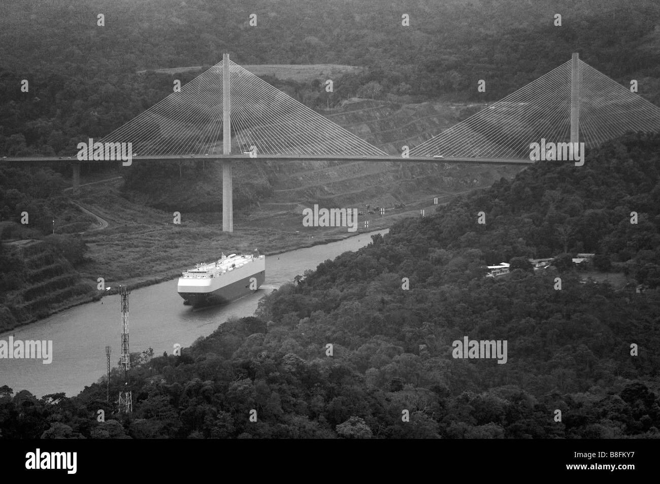 Al di sopra dell'antenna petroliera che attraversano la Gaillard Cut at Centennial Bridge dove panamericana attraversa il Canale di Panama Foto Stock