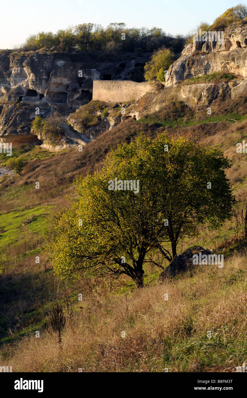 Panorama di Karaite abandonned città troglodita 'Chufut Kale', nei pressi di Bakhchisaray, in Crimea, Ucraina. Foto Stock