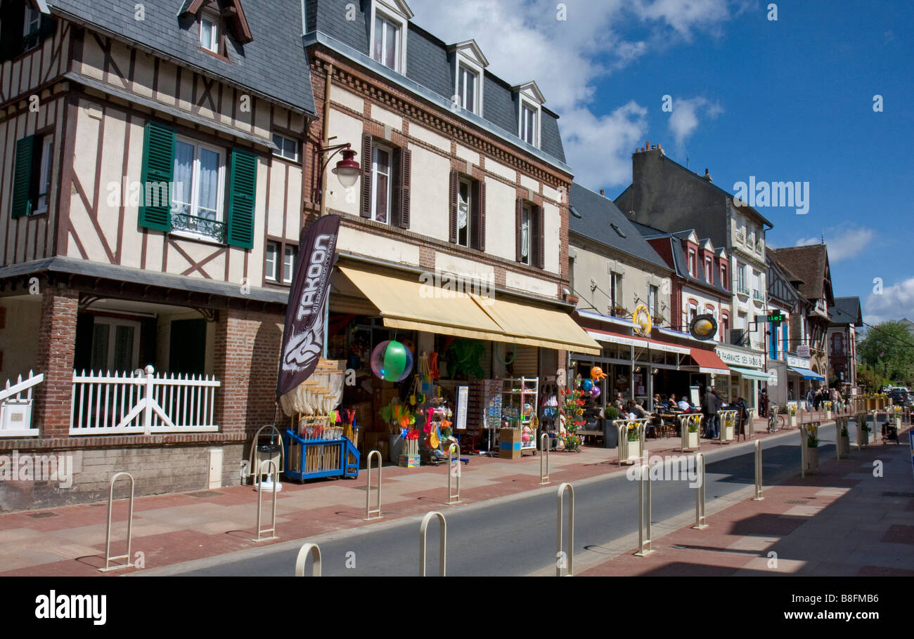 La strada principale di Houlgate città di Normandia *** Rue principale d Houlgate ville de Normandie Foto Stock