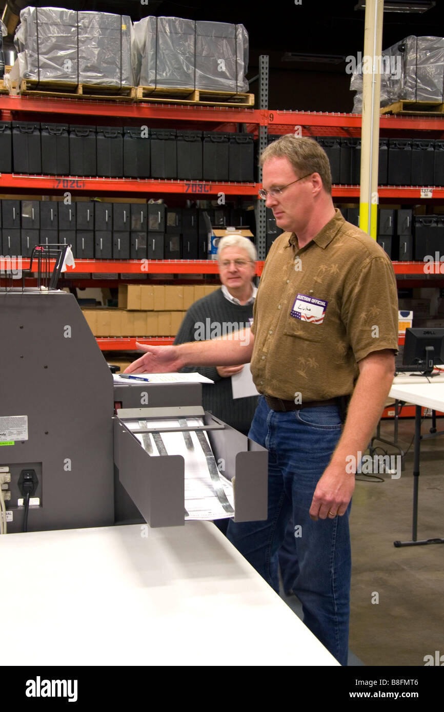 Lo scanner ottico di lettura di carta contrassegnati turni di votazione a Boise Idaho USA Foto Stock