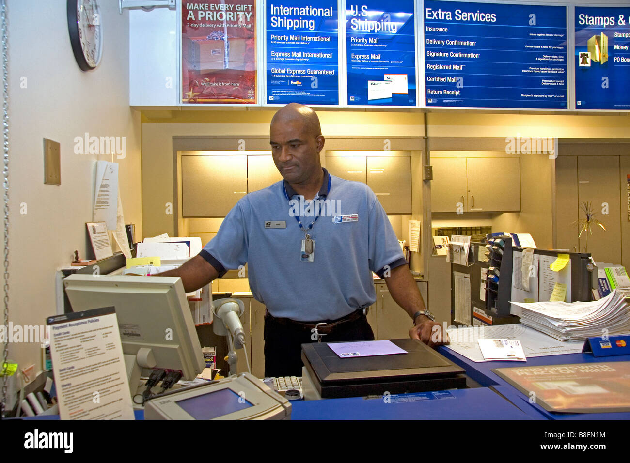 Lavoratore postale presso un ufficio postale a Boise Idaho USA Foto Stock