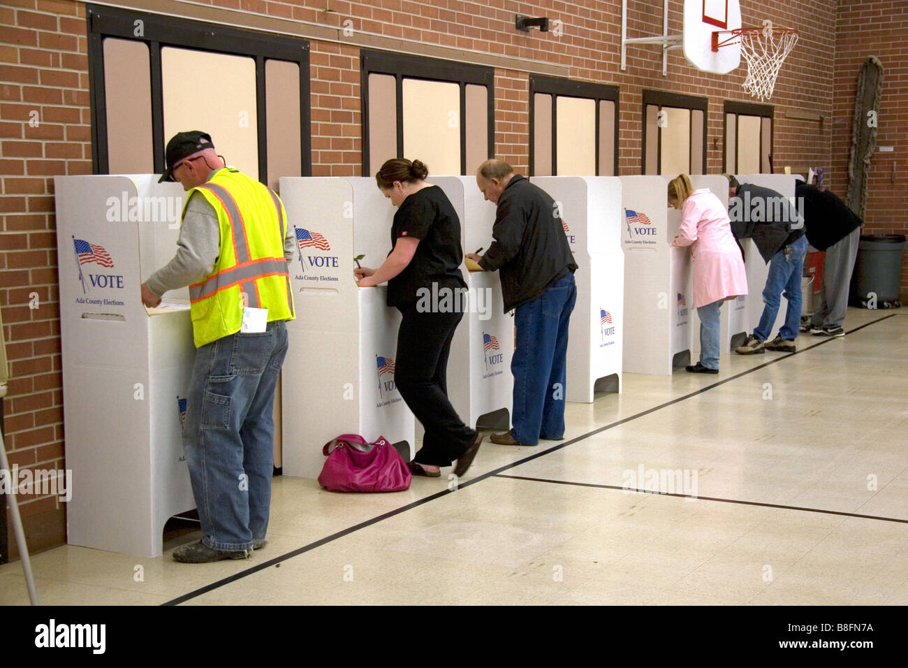 Gli elettori l'uso di cartone cabine di voto in corrispondenza di una stazione di polling a Boise Idaho USA Foto Stock